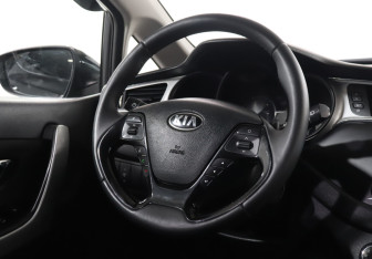 Подержанный автомобиль Kia Ceed Hatchback 2015 года (15 фото)
