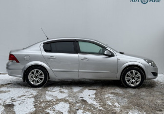 Подержанный автомобиль Opel Astra Sedan 2010 года (4 фото)