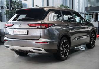 Подержанный автомобиль Mitsubishi Outlander 2022 года (4 фото)