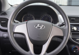 Подержанный автомобиль Hyundai Solaris Hatchback 2015 года (14 фото)