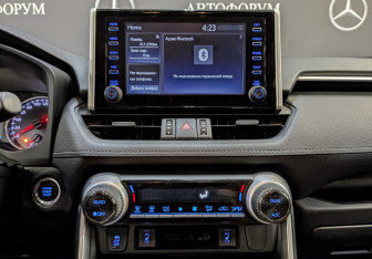 Подержанный автомобиль Toyota RAV4 2020 года (17 фото)