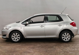 Подержанный автомобиль Toyota Auris Hatchback 2008 года (8 фото)