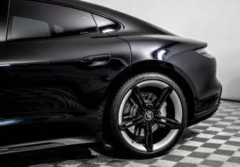 Подержанный автомобиль Porsche Taycan 2020 года (23 фото)