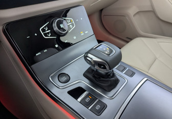 Подержанный автомобиль Hongqi H5 2022 года (14 фото)