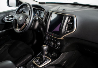 Подержанный автомобиль Jeep Cherokee 2014 года (10 фото)