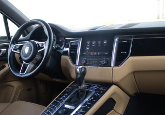Подержанный автомобиль Porsche Macan 2016 года (12 фото)