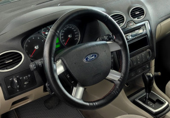 Подержанный автомобиль Ford Focus Sedan 2006 года (12 фото)