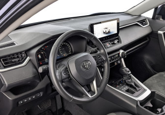 Подержанный автомобиль Toyota RAV4 2024 года (15 фото)