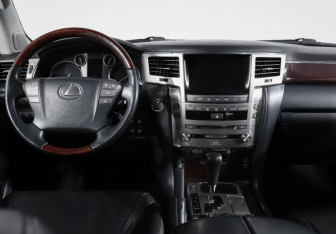 Подержанный автомобиль Lexus LX 2013 года (12 фото)