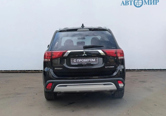 Подержанный автомобиль Mitsubishi Outlander 2019 года (6 фото)