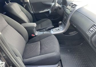 Подержанный автомобиль Toyota Corolla Sedan 2010 года (9 фото)