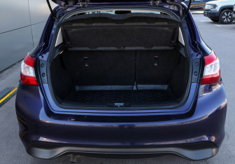 Подержанный автомобиль Nissan Tiida Hatchback 2015 года (10 фото)