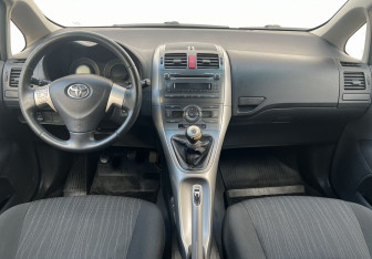 Подержанный автомобиль Toyota Auris Hatchback 2008 года (12 фото)