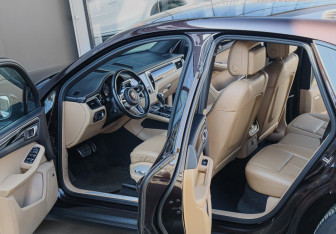 Подержанный автомобиль Porsche Macan 2017 года (12 фото)