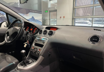 Подержанный автомобиль Peugeot 308 Hatchback 2010 года (10 фото)