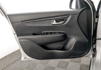 Подержанный автомобиль Kia Rio Hatchback 2021 года (19 фото)