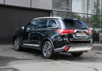 Подержанный автомобиль Mitsubishi Outlander 2020 года (6 фото)