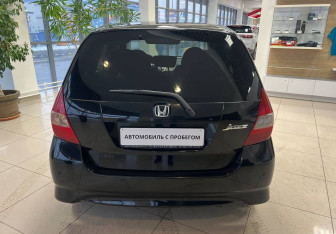 Подержанный автомобиль Honda Jazz 2008 года (6 фото)