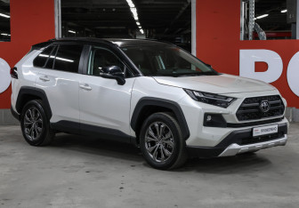 Подержанный автомобиль Toyota RAV4 2024 года (3 фото)