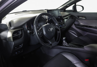 Подержанный автомобиль Toyota C-HR 2021 года (15 фото)