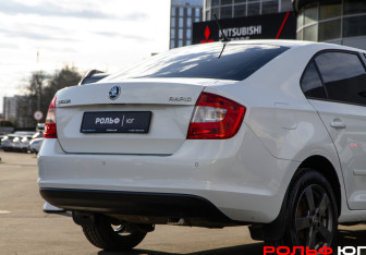 Подержанный автомобиль Skoda Rapid Liftback 2016 года (17 фото)