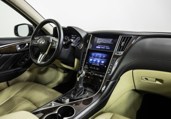 Подержанный автомобиль Infiniti Q50 2017 года (9 фото)