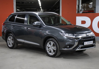 Подержанный автомобиль Mitsubishi Outlander 2020 года (3 фото)