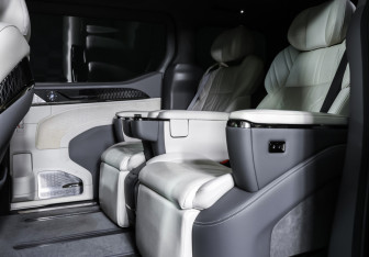 Подержанный автомобиль Zeekr 009 2023 года (11 фото)