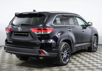 Подержанный автомобиль Toyota Highlander 2017 года (3 фото)
