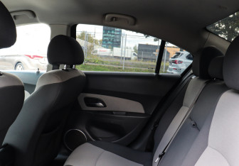 Подержанный автомобиль Chevrolet Cruze Sedan 2010 года (10 фото)