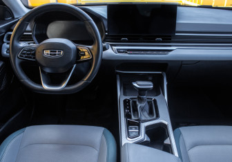 Подержанный автомобиль Geely Emgrand 2023 года (10 фото)