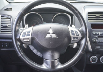 Подержанный автомобиль Mitsubishi ASX 2011 года (14 фото)