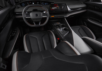 Подержанный автомобиль Changan UNI-V 2024 года (9 фото)