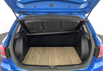 Подержанный автомобиль Kia Rio Hatchback 2019 года (9 фото)