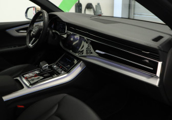 Подержанный автомобиль Audi Q8 2024 года (22 фото)