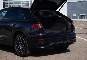 Подержанный автомобиль Audi Q8 2020 года (33 фото)