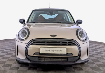 Подержанный автомобиль MINI Hatch 2022 года (2 фото)