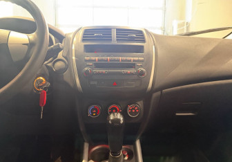 Подержанный автомобиль Mitsubishi ASX 2011 года (16 фото)