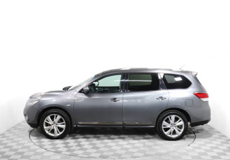 Подержанный автомобиль Nissan Pathfinder 2015 года (8 фото)