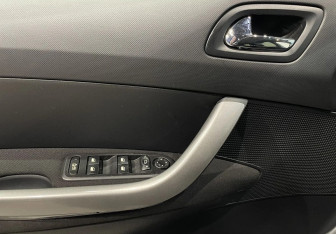 Подержанный автомобиль Peugeot 308 Hatchback 2010 года (17 фото)