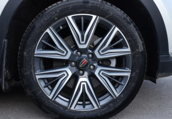 Подержанный автомобиль Hongqi HS5 2024 года (24 фото)