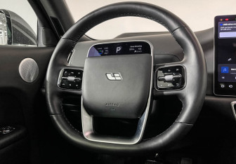 Подержанный автомобиль LiXiang L9 2023 года (12 фото)