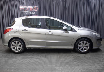 Подержанный автомобиль Peugeot 308 Hatchback 2009 года (4 фото)