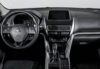 Подержанный автомобиль Mitsubishi Eclipse Cross 2019 года (12 фото)