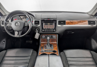 Подержанный автомобиль Volkswagen Touareg 2011 года (14 фото)