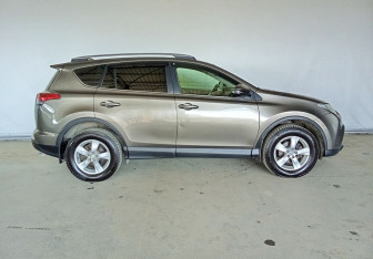 Подержанный автомобиль Toyota RAV4 2015 года (8 фото)