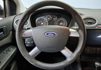 Подержанный автомобиль Ford Focus Sedan 2006 года (15 фото)