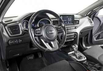 Подержанный автомобиль Kia Ceed Wagon 2019 года (11 фото)