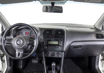 Подержанный автомобиль Volkswagen Polo Sedan 2012 года (12 фото)