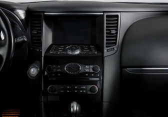 Подержанный автомобиль Infiniti QX70 2015 года (13 фото)